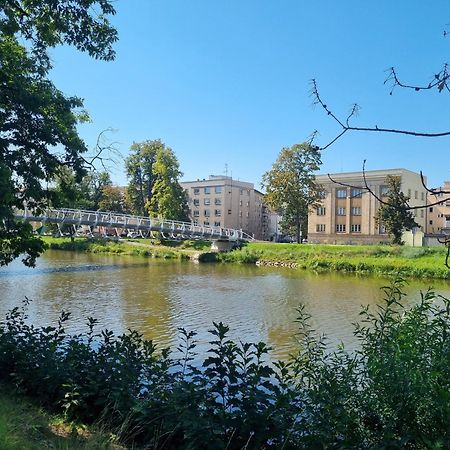 Prostorny Byt V Centru U Reky, 2 Loznice, Balkon Hradec Králové Екстериор снимка