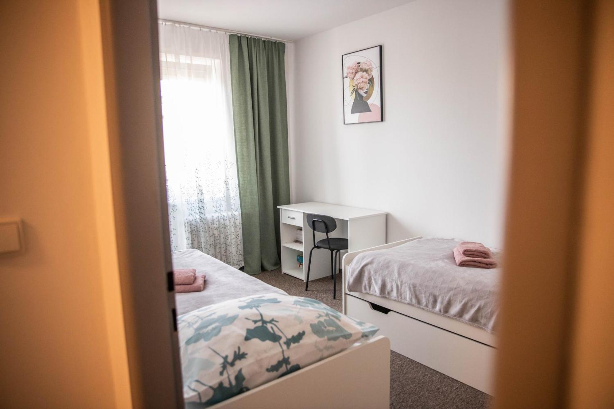 Prostorny Byt V Centru U Reky, 2 Loznice, Balkon Hradec Králové Екстериор снимка