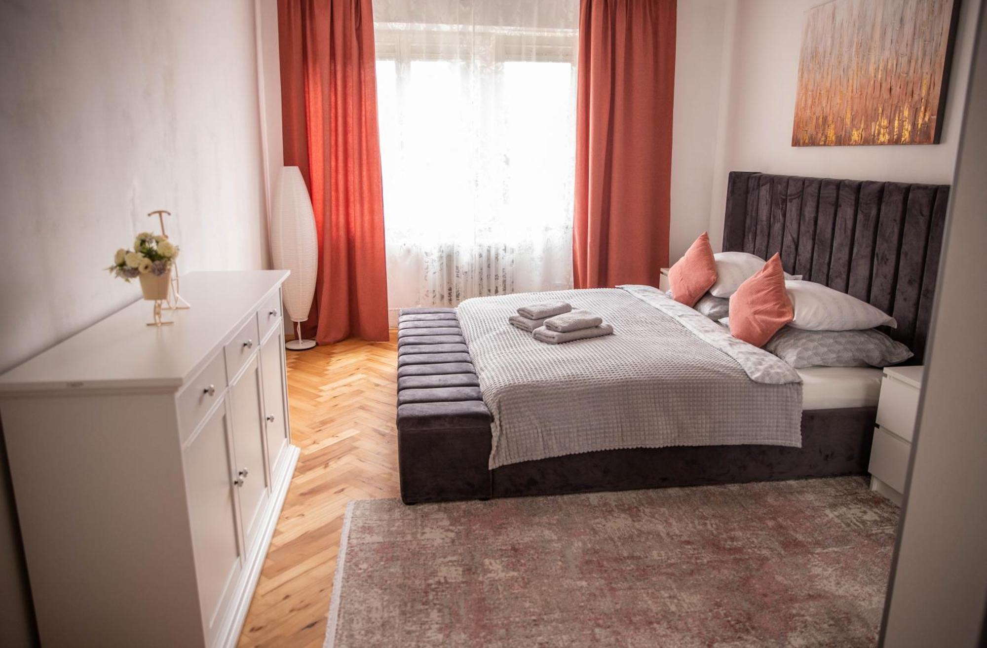 Prostorny Byt V Centru U Reky, 2 Loznice, Balkon Hradec Králové Екстериор снимка