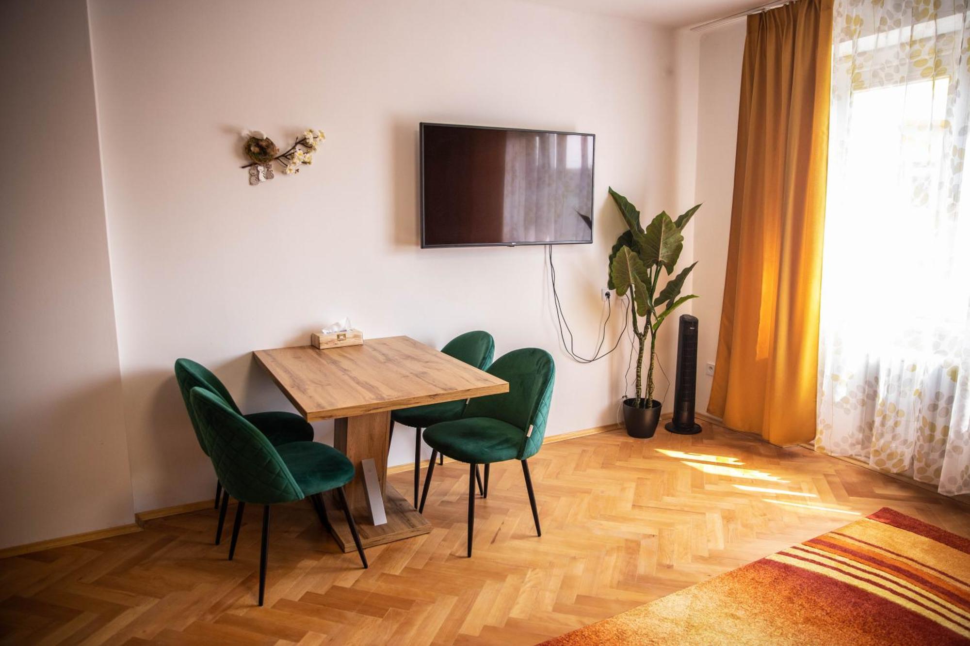 Prostorny Byt V Centru U Reky, 2 Loznice, Balkon Hradec Králové Екстериор снимка