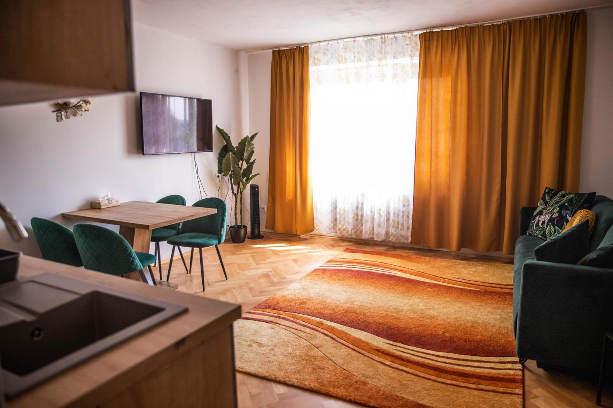 Prostorny Byt V Centru U Reky, 2 Loznice, Balkon Hradec Králové Екстериор снимка